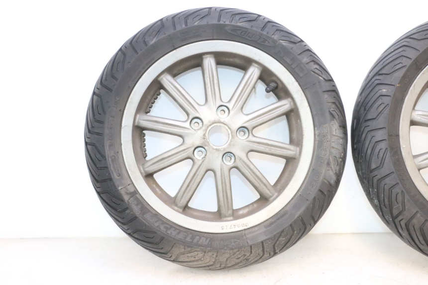 photo de FRONT RIM AND TIRE PIAGGIO MP3 125 (2006 - 2014) - Component detail