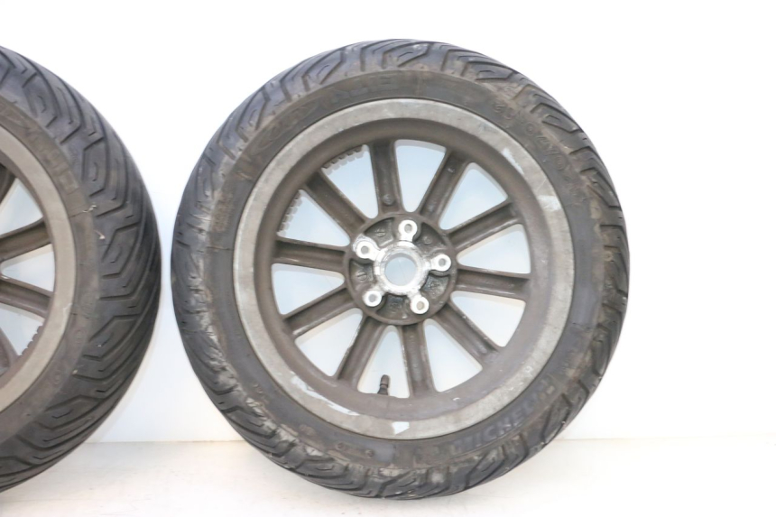 photo de FRONT RIM AND TIRE PIAGGIO MP3 125 (2006 - 2014) - Distinctive features