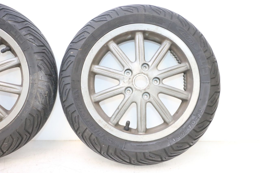 photo de FRONT RIM AND TIRE PIAGGIO MP3 125 (2006 - 2014) - Technical close-up