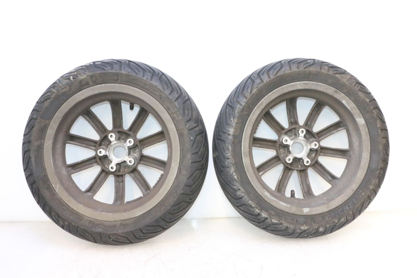 photo de FRONT RIM AND TIRE PIAGGIO MP3 125 (2006 - 2014) - Surface and material condition