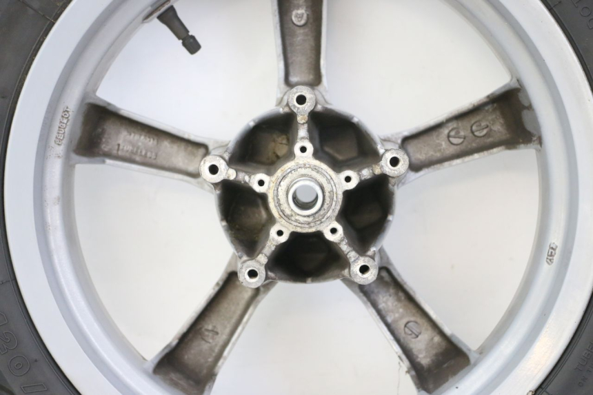 photo de FRONT RIM AND TIRE PEUGEOT SATELIS 125 (2013 - 2018) - Surface and material condition