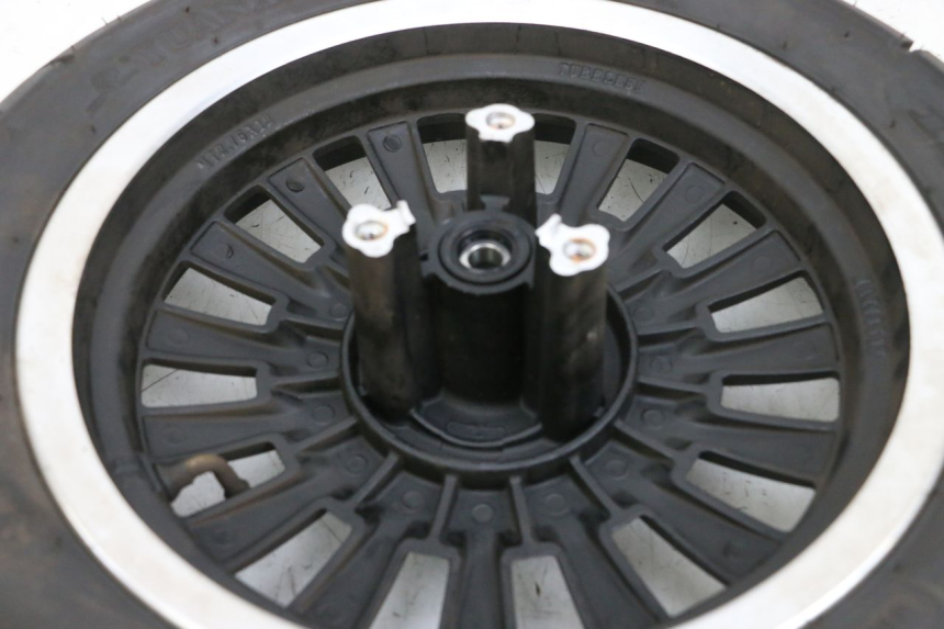 photo de FRONT RIM AND TIRE EFUN PUSA 1 - Technical close-up