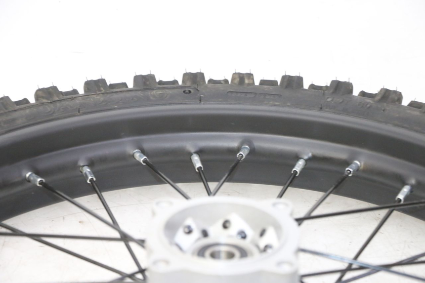 photo de FRONT RIM AND TIRE APOLLO RFZ 125 - Technical close-up