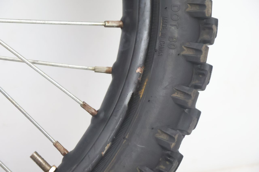 photo de FRONT RIM AND TIRE APOLLO RFZ 125 - High-resolution close-up