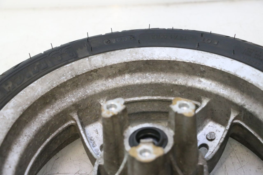 photo de FRONT RIM AND TIRE DAELIM S2 125 (2006 - 2007) - Technical close-up