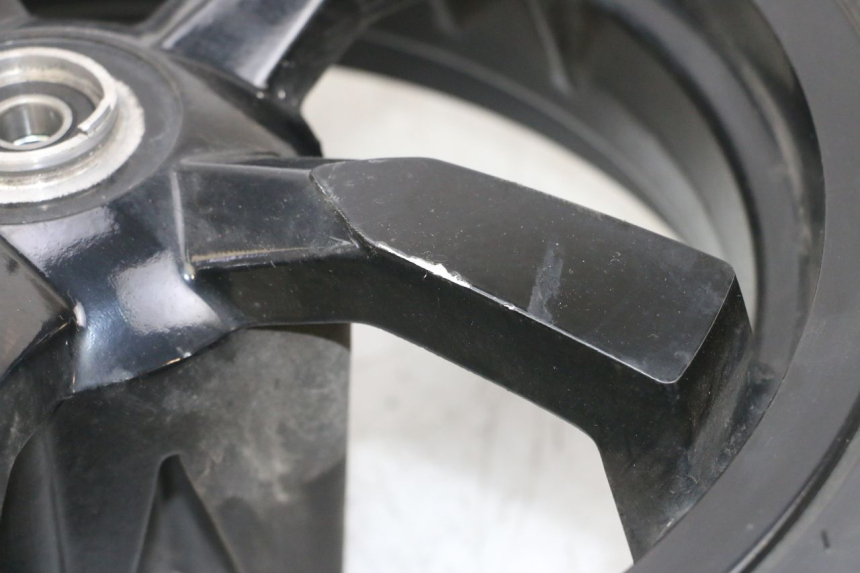 photo de FRONT RIM AND TIRE PEUGEOT SATELIS 125 (2013 - 2018) - Fixing points details