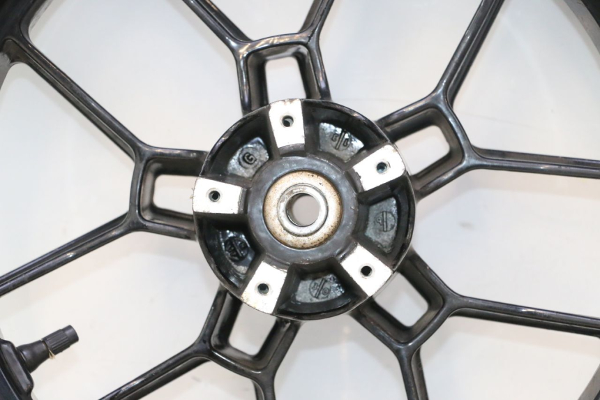 photo de FRONT RIM AND TIRE APRILIA SR 2T 50 (2012 - 2017) - High-resolution close-up