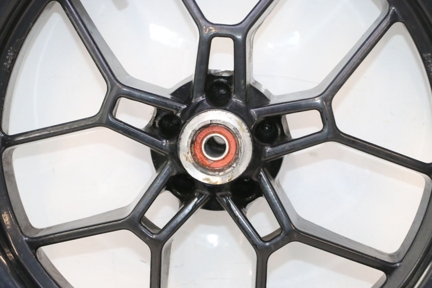 photo de FRONT RIM AND TIRE APRILIA SR 2T 50 (2012 - 2017) - Focus on structure