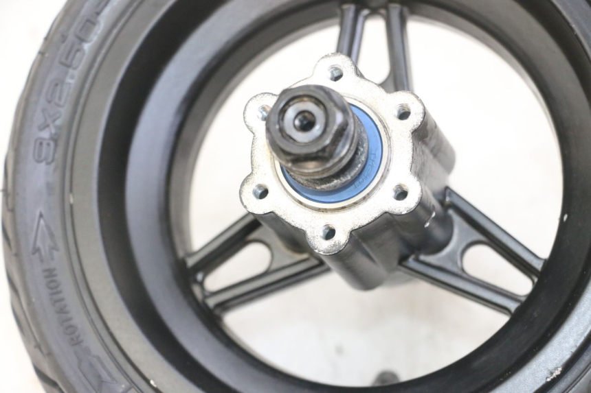 photo de FRONT RIM AND TIRE NAMI STELLAR 1 - Surface and material condition