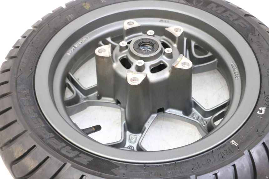 photo de FRONT RIM AND TIRE APRILIA SXR 50 (2021 - 2023) - Alternative perspective