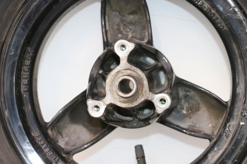 photo de FRONT RIM AND TIRE PEUGEOT TKR TREKKER FURIOUS 50 (2005 - 2014) - High-resolution close-up