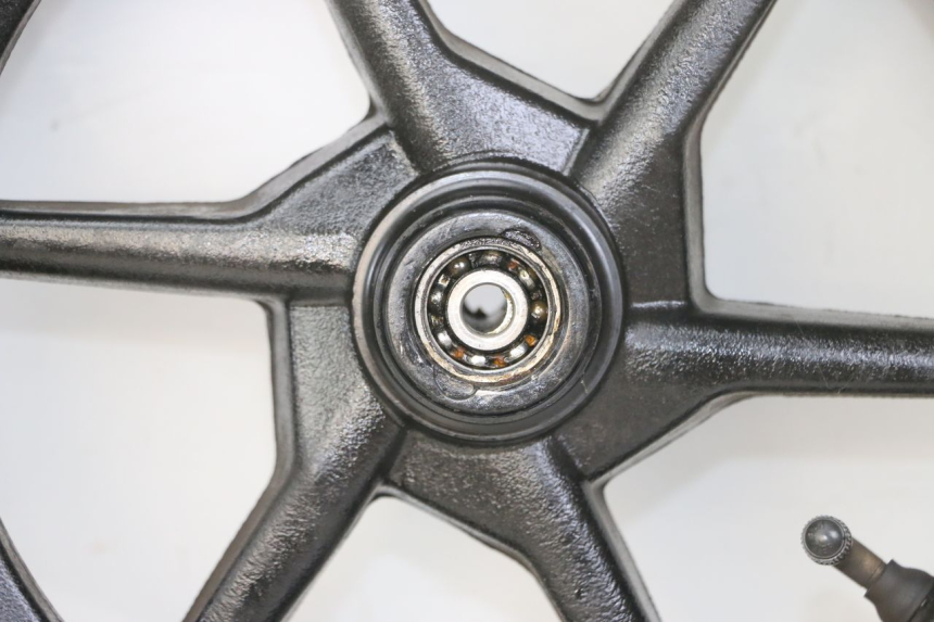 photo de FRONT RIM AND TIRE TNT MOTOR ROMA 10' 4T 50 (2019 - 2022) - Surface and material condition