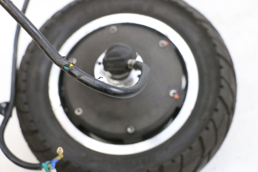 photo de FRONT RIM AND TIRE DUALTRON VICTOR LIMITED 1 - Distinctive features