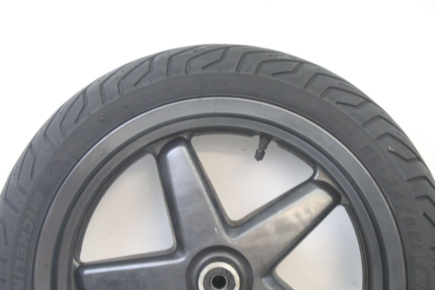 photo de FRONT RIM AND TIRE YAMAHA X-MAX XMAX 125 (2010 - 2013) - Zoom on usage condition