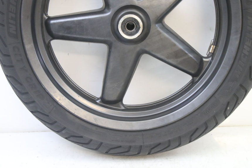 photo de FRONT RIM AND TIRE YAMAHA X-MAX XMAX 125 (2010 - 2013) - Alternative perspective