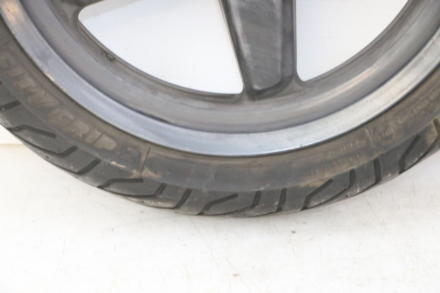 photo de FRONT RIM AND TIRE YAMAHA X-MAX XMAX 125 (2010 - 2013) - Alternative angle