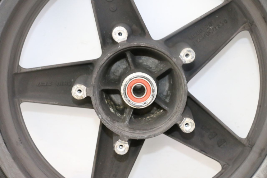 photo de FRONT RIM AND TIRE YAMAHA X-MAX XMAX 125 (2010 - 2013) - Surface and material condition