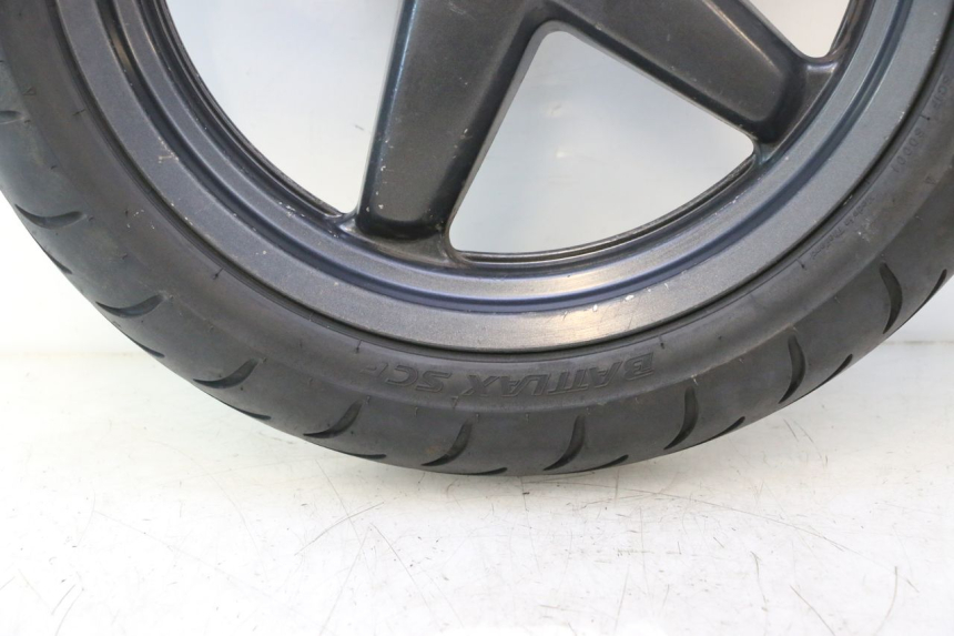 photo de FRONT RIM AND TIRE YAMAHA XMAX X-MAX 125 (2006 - 2009) - Detailed visual inspection