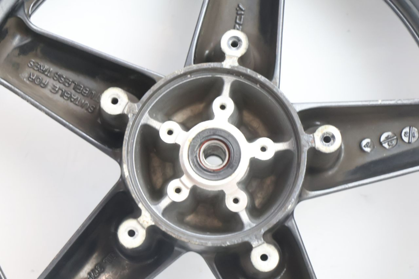 photo de FRONT RIM AND TIRE YAMAHA X-MAX XMAX 125 (2010 - 2013) - High-resolution close-up