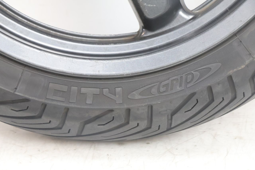 photo de FRONT RIM AND TIRE YAMAHA X-MAX XMAX 125 (2010 - 2013) - Alternative angle