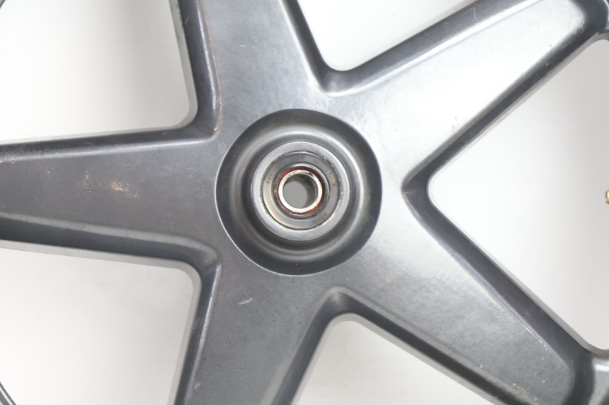 photo de FRONT RIM AND TIRE YAMAHA X-MAX XMAX 125 (2010 - 2013) - Alternative perspective