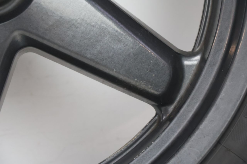 photo de FRONT RIM AND TIRE YAMAHA X-MAX XMAX 125 (2010 - 2013) - Surface and material condition