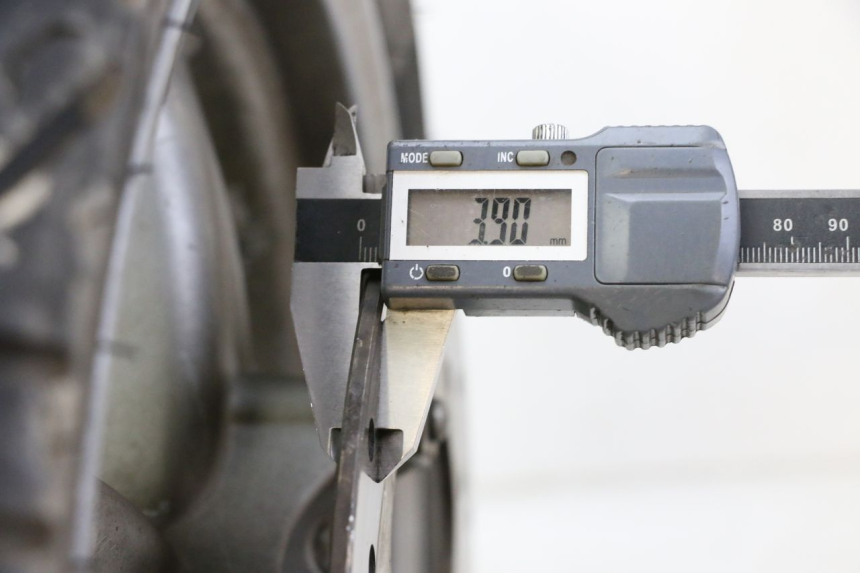 photo de FRONT RIM AND TIRE PIAGGIO X9 EVOLUTION 125 (2003 - 2007) - Technical close-up