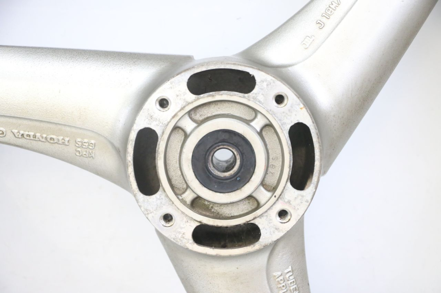 photo de FRONT RIM AND TIRE HONDA XLV VARADERO 125 (2000 - 2006) - Focus on structure