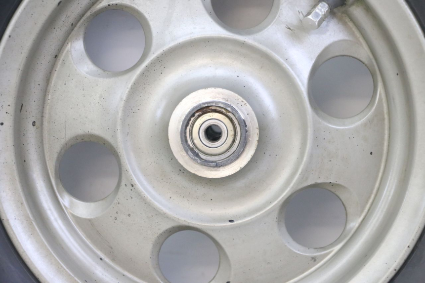 photo de FRONT RIM AND TIRE YAMAHA BW'S NG NEXT GENERATION 50 (1996 - 2003) - High-resolution close-up