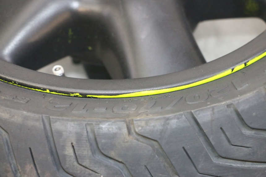 photo de FRONT RIM AND TIRE YAMAHA YP MAJESTY 125 (2002 - 2006) - Surface and material condition