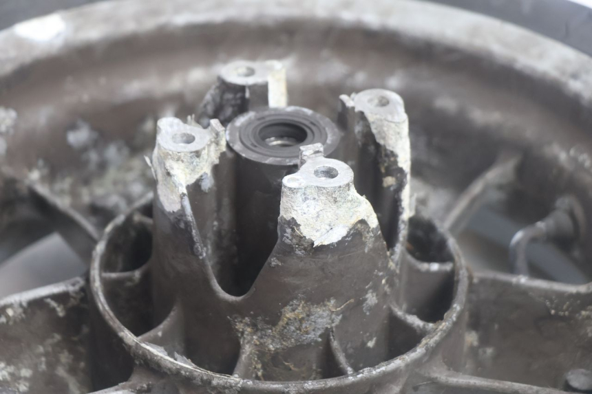 photo de FRONT RIM AND TIRE YAMAHA YP MAJESTY 125 (2002 - 2006) - Detailed visual inspection