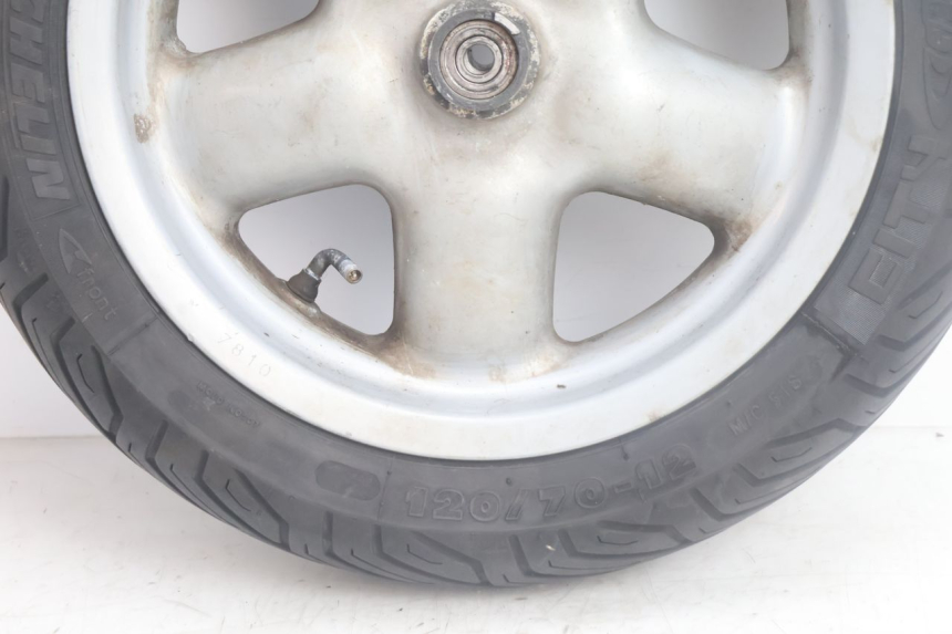 photo de FRONT RIM AND TIRE YAMAHA YP MAJESTY 125 (2002 - 2006) - Zoom on usage condition