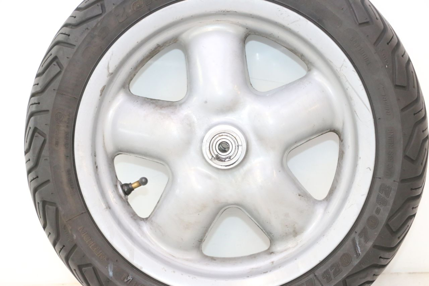 photo de FRONT RIM AND TIRE YAMAHA YP MAJESTY 125 (1998 - 2001) - High-resolution close-up