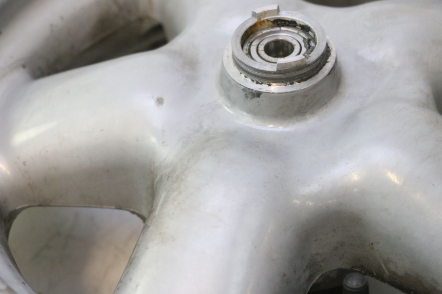 photo de FRONT RIM AND TIRE YAMAHA YP MAJESTY 125 (1998 - 2001) - Zoom on usage condition