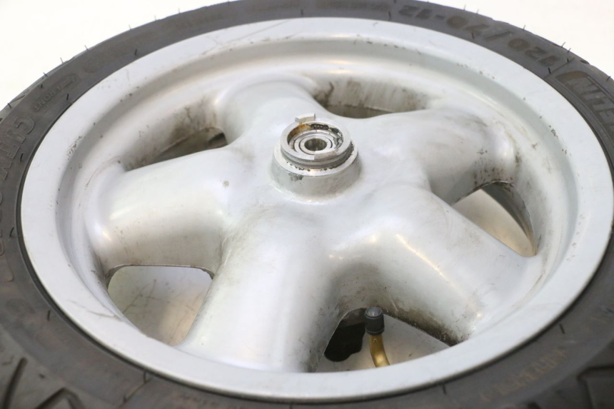 photo de FRONT RIM AND TIRE YAMAHA YP MAJESTY 125 (1998 - 2001) - Technical close-up