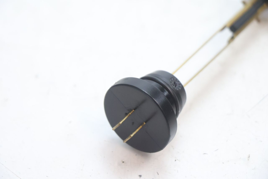 photo de OIL RESERVOIR DIPSTICK PEUGEOT SPEEDFIGHT LC 50 (1996 - 2002) - Zoom on usage condition