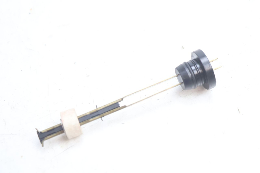 photo de OIL RESERVOIR DIPSTICK PEUGEOT TREKKER 50 (1995 - 2004) - Zoom on usage condition