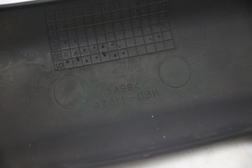 photo de LOWER REAR FAIRING JUNCTION SUZUKI BURGMAN 125 (2007 - 2014) - Component zoom