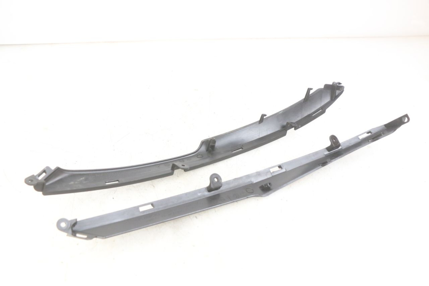 photo de LOWER REAR FAIRING JUNCTION KYMCO DOWNTOWN ABS 125 (2015 - 2017) - Technical close-up