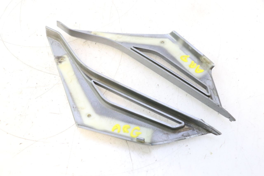 photo de REAR LOWER MIDDLE PANEL GILERA GP 800 (2007 - 2013) - Zoom on usage condition