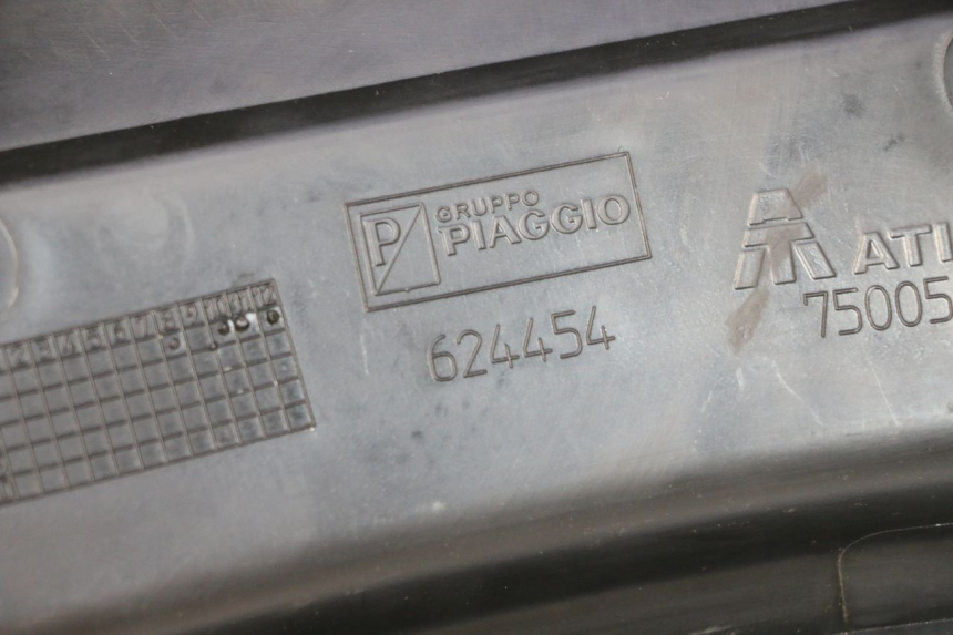 photo de LOWER REAR FAIRING JUNCTION PIAGGIO MP3 125 (2006 - 2014) - Technical close-up
