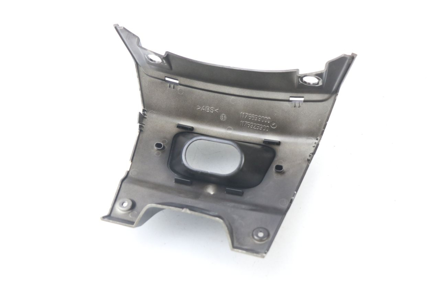 photo de REAR LOWER MIDDLE PANEL PEUGEOT SATELIS COMPRESSOR K15 125 (2006 - 2009) - Zoom on usage condition