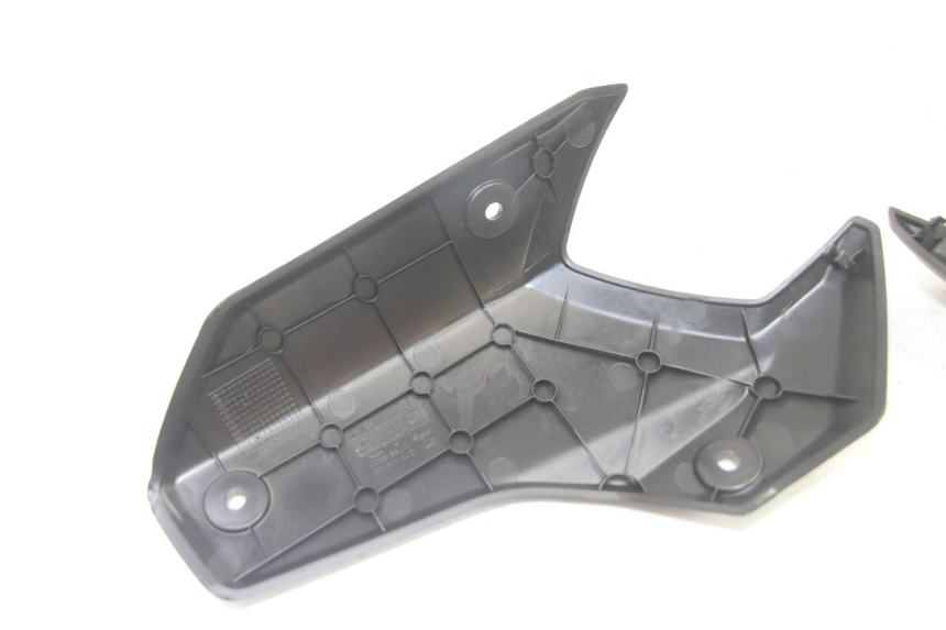 photo de REAR FAIRING JUNCTION PEUGEOT KISBEE 4T 50 (2018 - 2022) - Alternative perspective