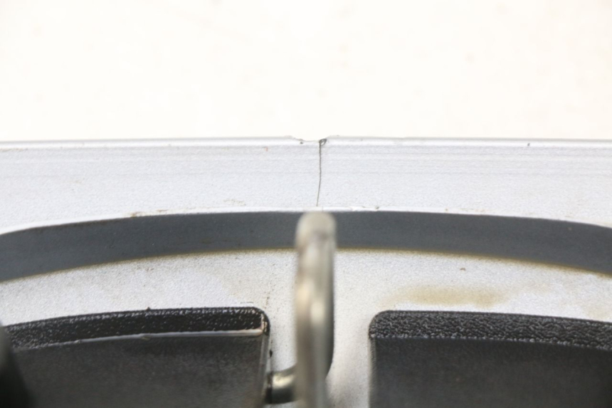 photo de REAR FAIRING JUNCTION PIAGGIO MP3 125 (2006 - 2014) - Zoom on usage condition