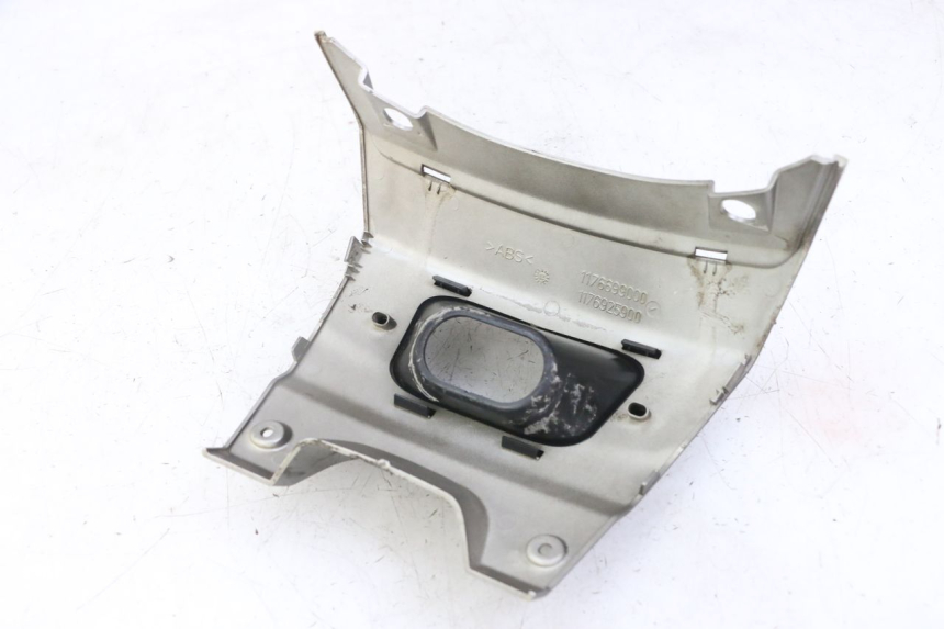 photo de REAR MIDDLE PANEL PEUGEOT SATELIS 125 (2013 - 2018) - Zoom on usage condition