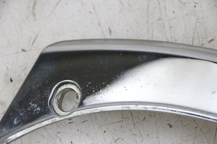 photo de REAR UPPER MIDDLE PANEL PEUGEOT SATELIS 125 (2013 - 2018) - Zoom on usage condition