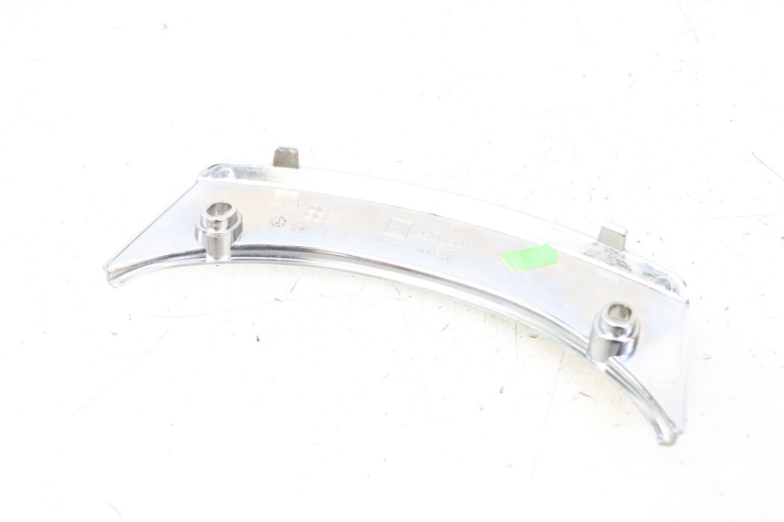 photo de REAR UPPER MIDDLE PANEL PEUGEOT SATELIS 125 (2013 - 2018) - Technical close-up