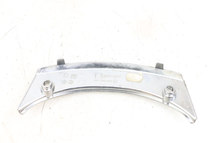 photo de UPPER REAR FAIRING JUNCTION PEUGEOT SATELIS 125 (2006 - 2009) - Alternative perspective