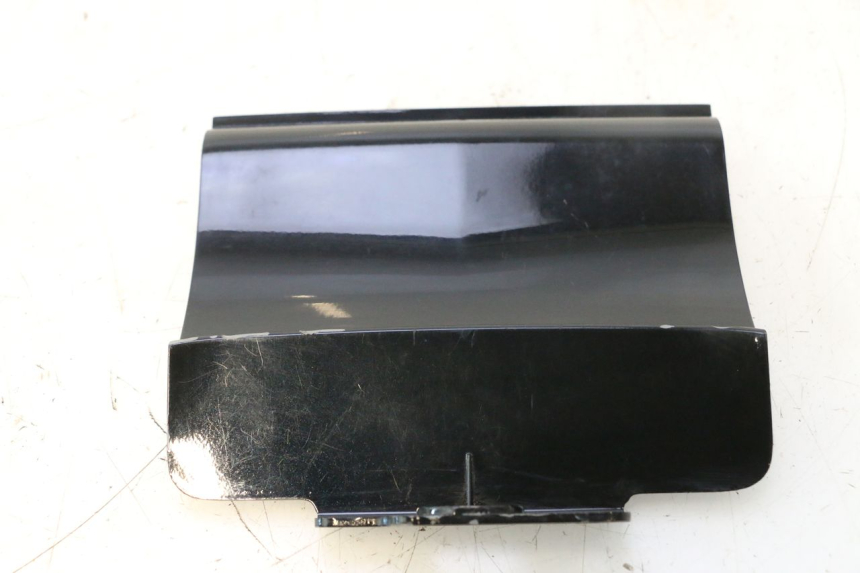 photo de REAR UPPER MIDDLE PANEL DAELIM VJ ROADWIN 125 (2004 - 2007) - Zoom on usage condition