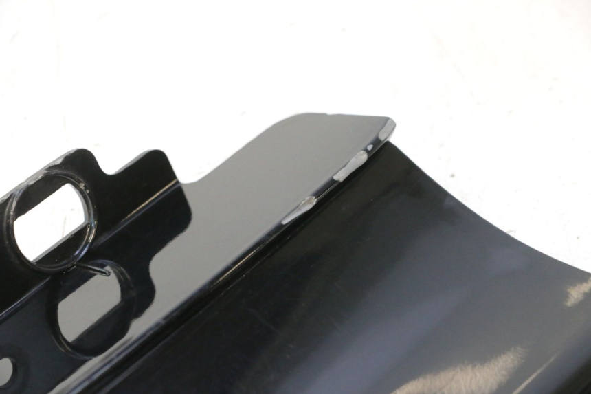 photo de REAR UPPER MIDDLE PANEL DAELIM VJ ROADWIN 125 (2004 - 2007) - Alternative perspective